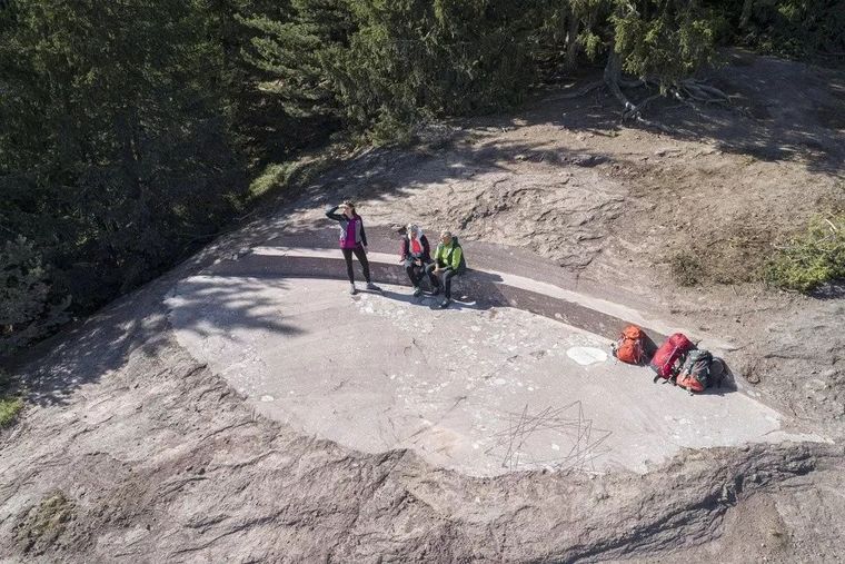 欧式休息区沙发资料下载-三座岩层 - “KNOTTNKINO³”休息区，意大利 / Messner Arch