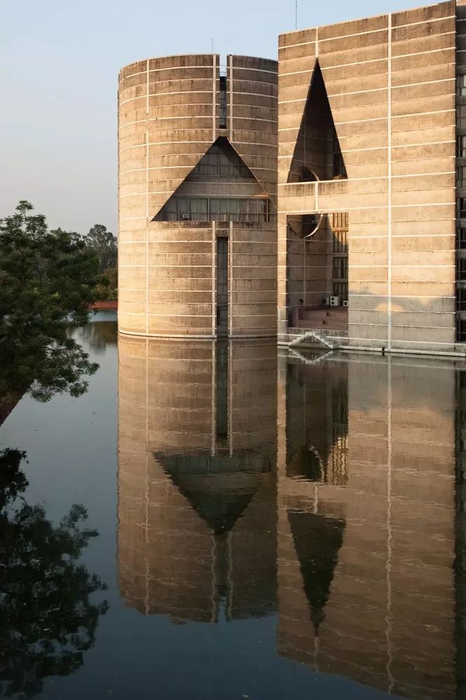 [分享]建筑诗哲—路易斯·康巅峰之作:孟加拉国达卡议会大厦