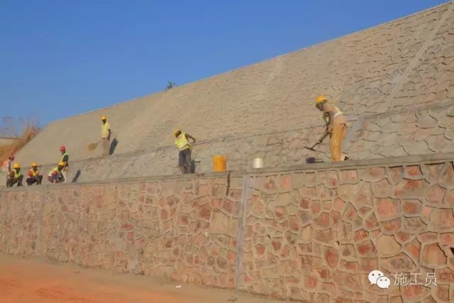 干砌块石护坡施工工艺资料下载-道路工程挡土墙排水沟施工工艺