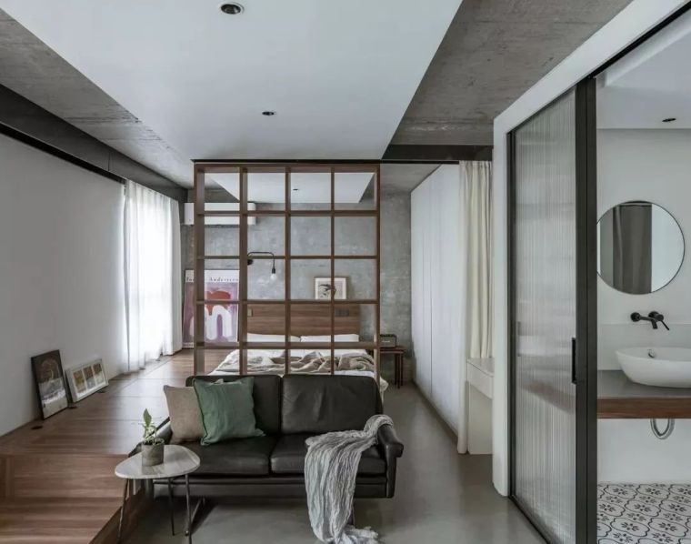 十几平米单身公寓户型资料下载-43㎡简约风单身公寓，实用又好看的地台床设计，太惹人喜欢了！