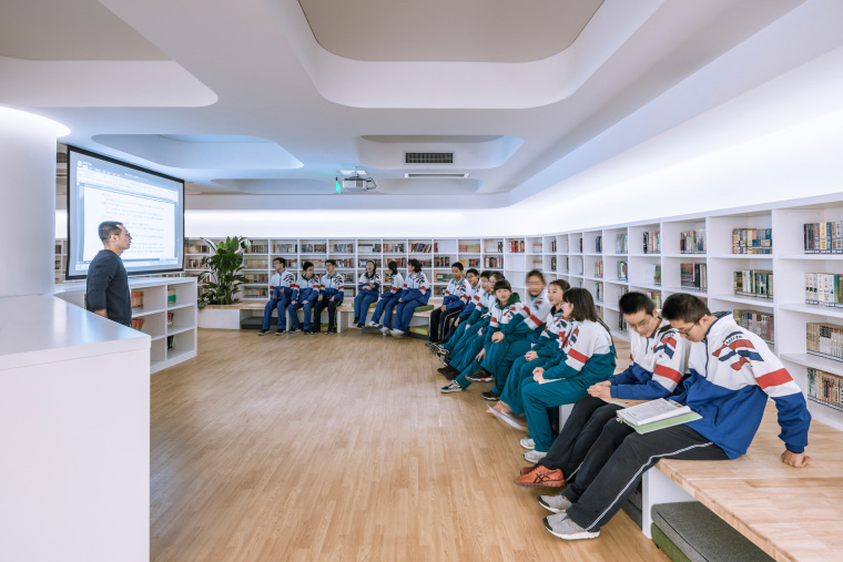 北京景山学校图书馆改造-13_开放课堂区(上课)丨Open_lecture_area(in_class)