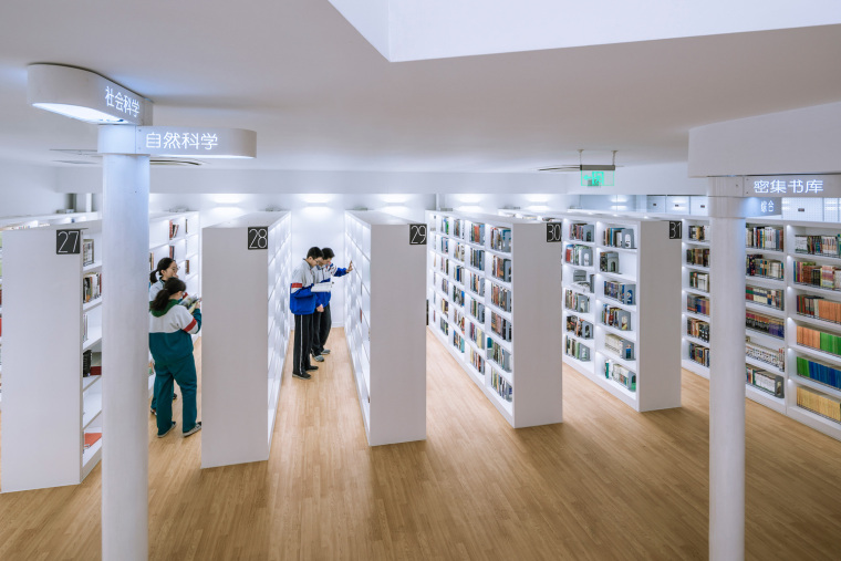 北京景山学校图书馆改造-20_下层开架借阅区丨Bookcases_on_lower_level