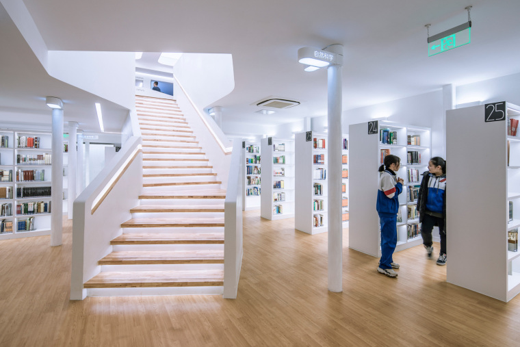 北京景山学校图书馆改造-21_下层开架借阅区丨Bookcases_on_lower_level