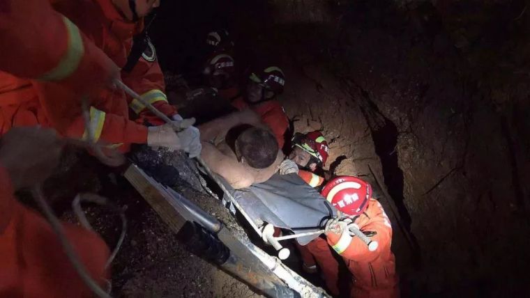 路基土方雨季施工措施资料下载-土层突然塌方，工人被埋！雨季施工，这些防护技巧超实用