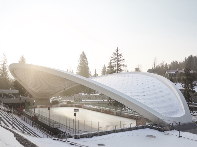 溜冰场装饰施工方案资料下载-德国小城露天溜冰场