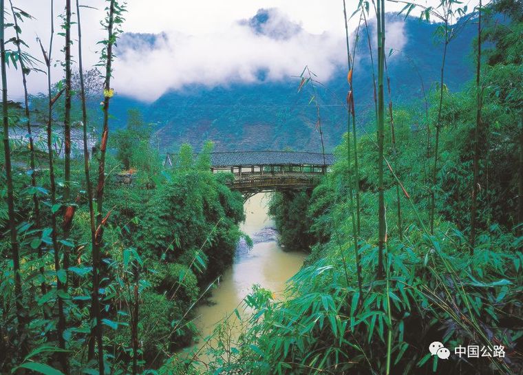 映月桥曾名蚂蝗桥,有岷江上游第一桥之誉.