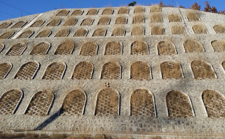 路堑边坡孔窗式护墙