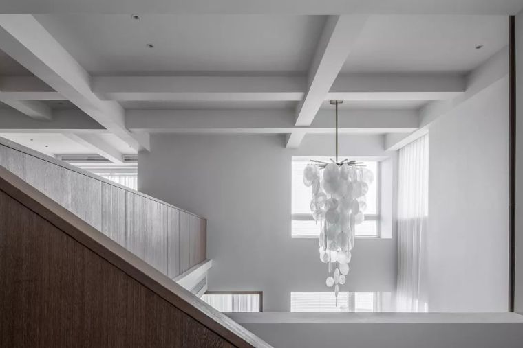 500平方米的室内空间资料下载-500㎡“极简”别墅大宅设计，最简洁的状态来传达空间的故事！