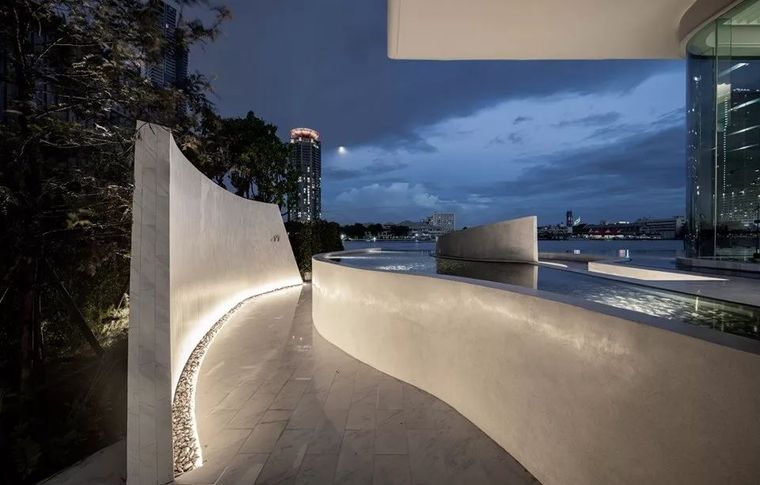 蜿蜒道路引致河滨露台,视线由弧形水池过渡延伸至外部广阔的河畔景观