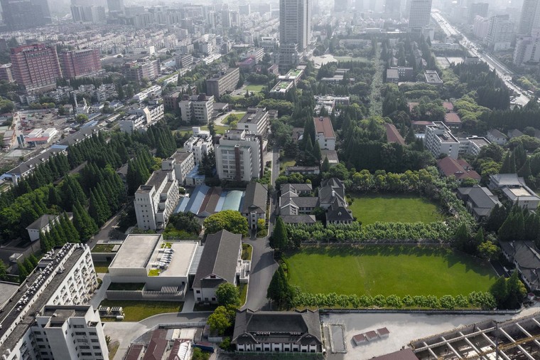 上海复旦大学湘辉厅建筑-bird_view_showing_the_historical_area_of_Fudan_university_with_the_extension_behind_Xianghui_Hall