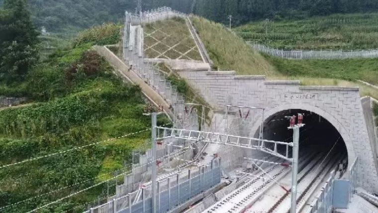 高铁项目建议书资料下载-我国高铁最大溶洞隧道铺通