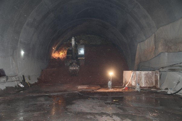 隧道爆炸事故原因资料下载-黄土及其他特殊地段隧道塌方案例和原因分析