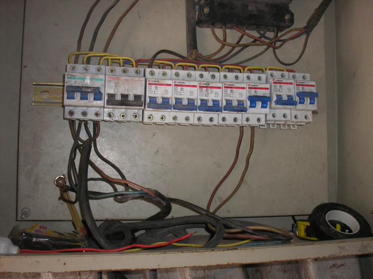 施工现场临时用电安全培训讲义PPT（55页）-23配电箱