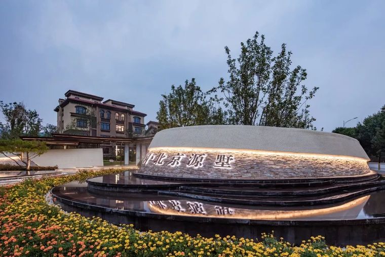 ▼入口景墙实景图