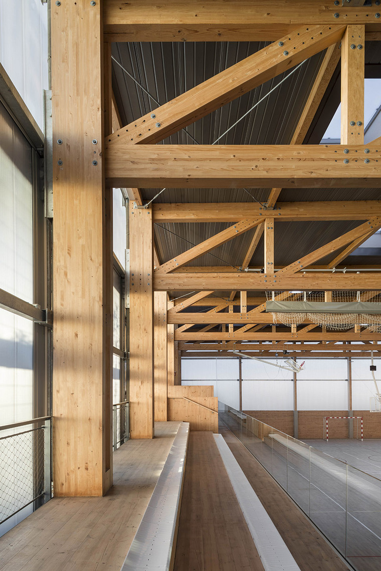 西班牙Turó de la Peira体育中心-002-turo-de-la-peira-sports-center-by-anna-noguera-arquitectura