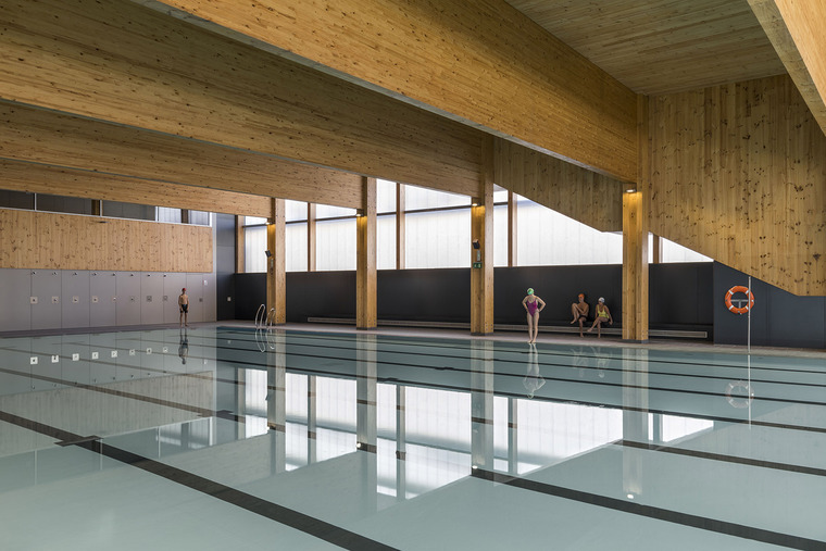 西班牙Turó de la Peira体育中心-004-turo-de-la-peira-sports-center-by-anna-noguera-arquitectura