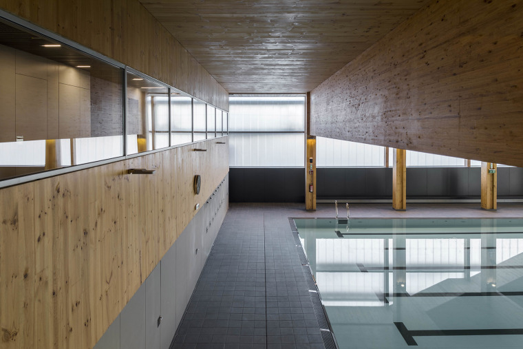 西班牙Turó de la Peira体育中心-003-turo-de-la-peira-sports-center-by-anna-noguera-arquitectura