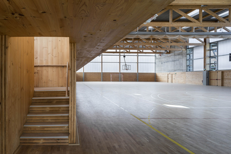 西班牙Turó de la Peira体育中心-007-turo-de-la-peira-sports-center-by-anna-noguera-arquitectura