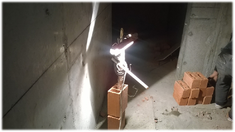 94碘钨灯设置高度低于规范要求,金属后盖未按规定连接保护零线