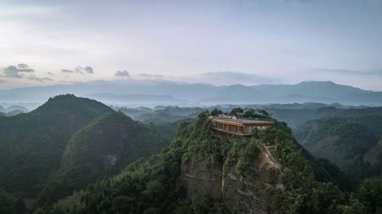 建筑生成动画资料下载-鹰岩崖居 - 自在平江野奢酒店 / 多向界建筑