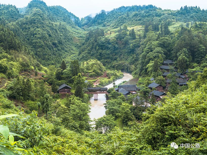 来凤县革勒车公路扩建图片