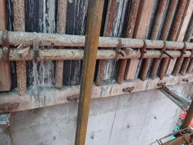 44外墙面上下层接槎处模板底加方木压脚条