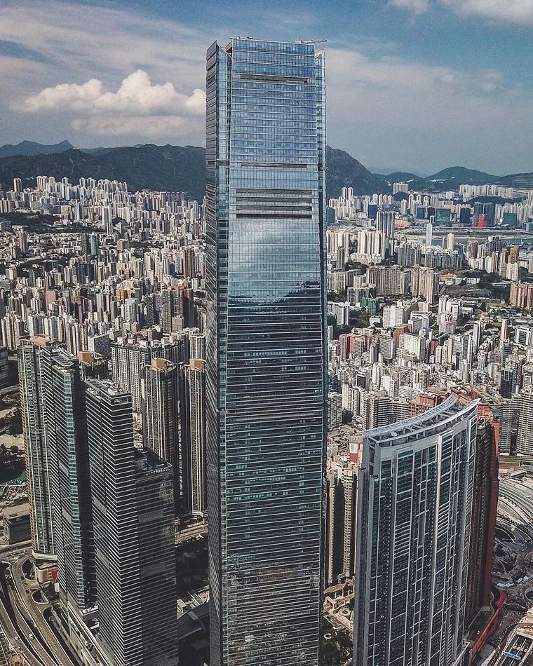 位置:香港环球贸易广场 高度:484米,共118层 楼层:顶部102-118层 价格