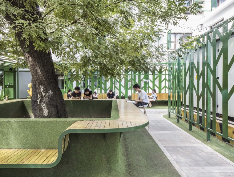北京大树下的青年社区院子-MAT_tree_courtyard_reading_taable
