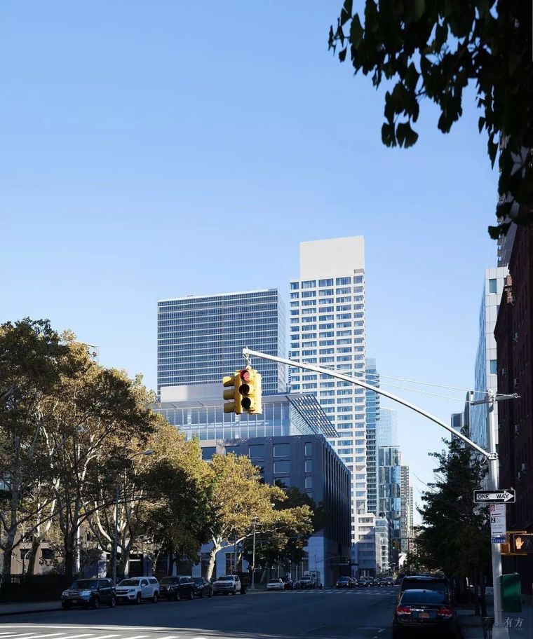 最新阳台装修效果图资料下载-西扎美国首作611 West 56th Street大厦