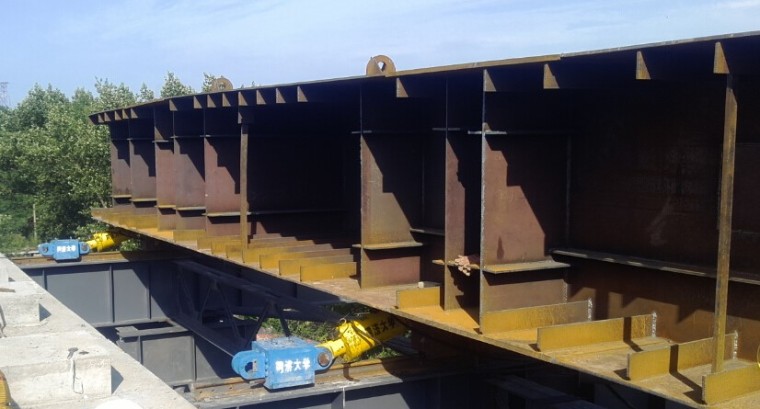 顶推法钢箱梁施工方案资料下载-[论文]高架桥跨铁路钢箱梁顶推施工技术