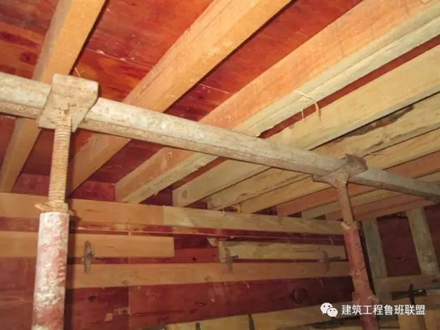 建筑混凝土平整度规范资料下载-把控10个要点，提高混凝土板面平整度！