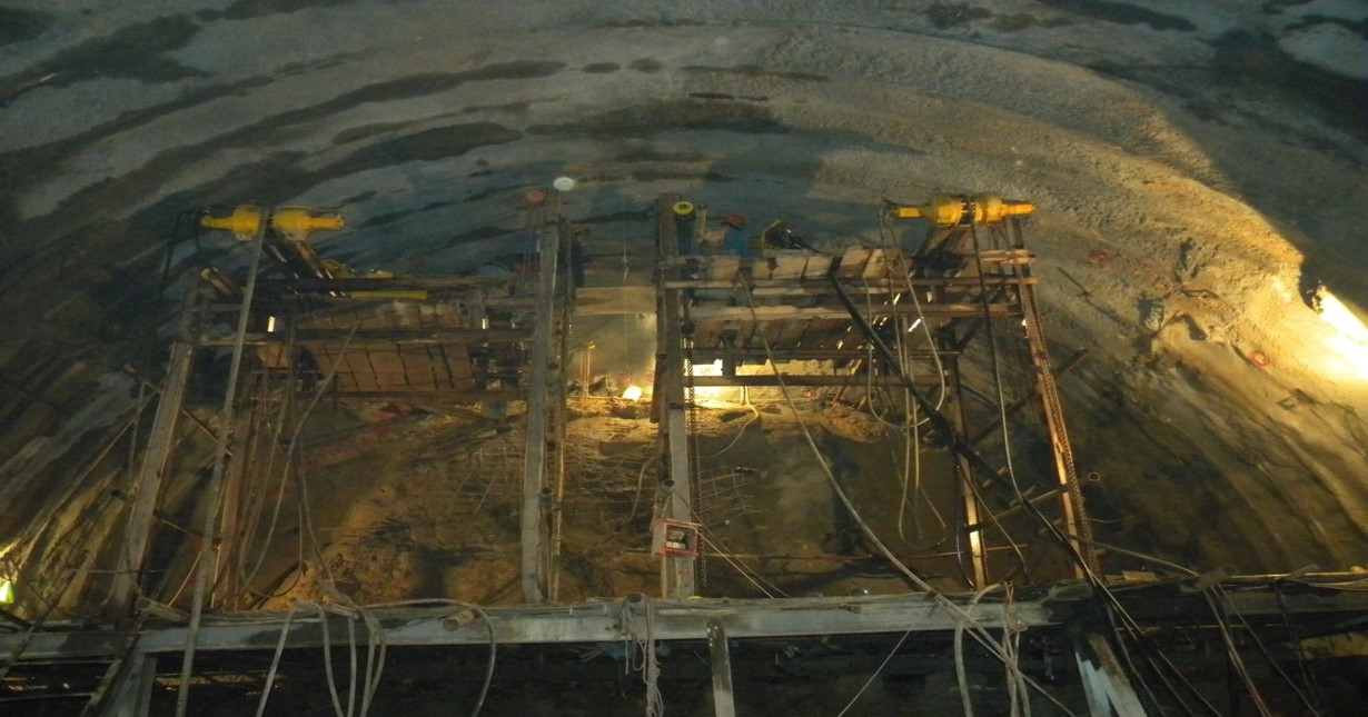 公路隧道洞内超前预支护长大管棚施工技术
