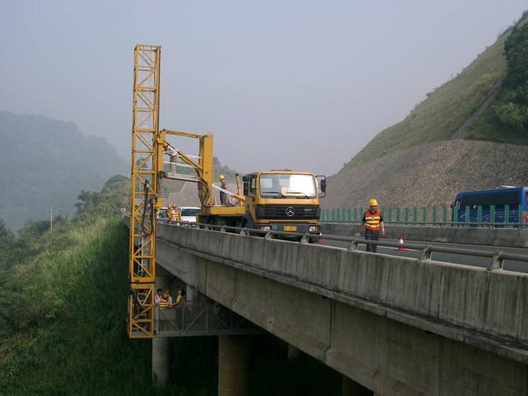 高速公路T梁预制施工隧道质量实例分析　-桥梁检测车