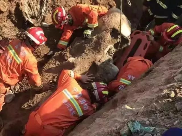 管道应急施工资料下载-银川一管道施工时发生坍塌，1人身亡