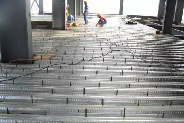 钢结构木铺装资料下载-钢结构厂房楼承板施工方案