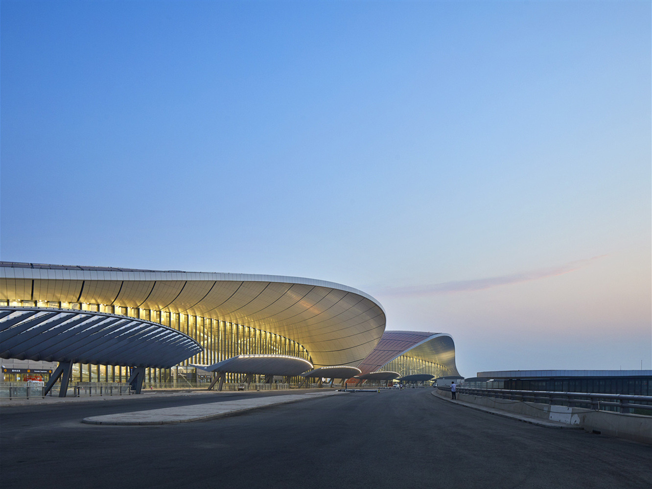 北京新机场主航站楼完工 4条跑道采用“三纵一横”全向构型 | 北晚新视觉