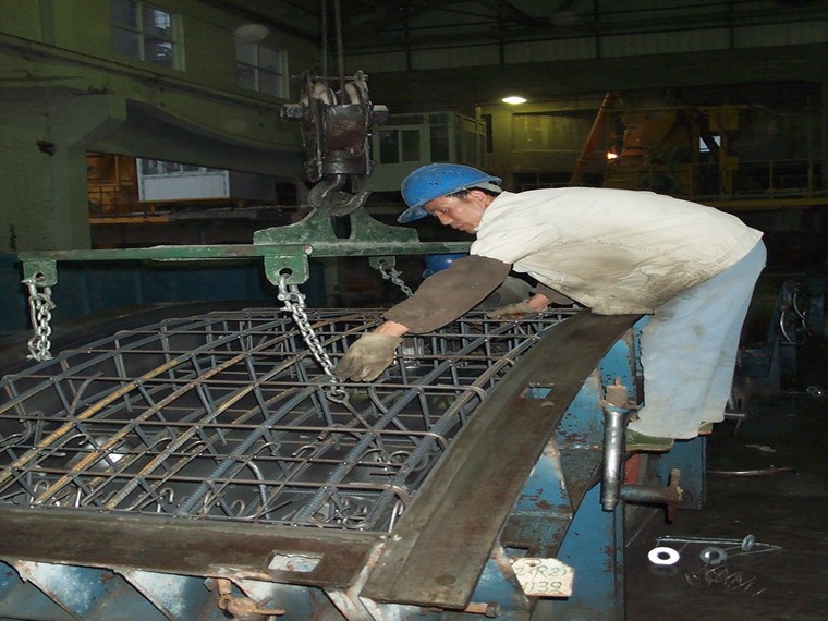 钢筋笼入模就位