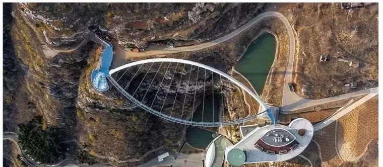 悬崖桥施工图资料下载-世界首例高空无背索斜拉弧形玻璃桥