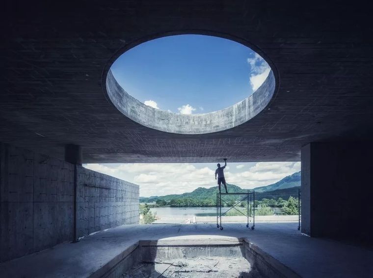 ▼入口空间的圆形天井