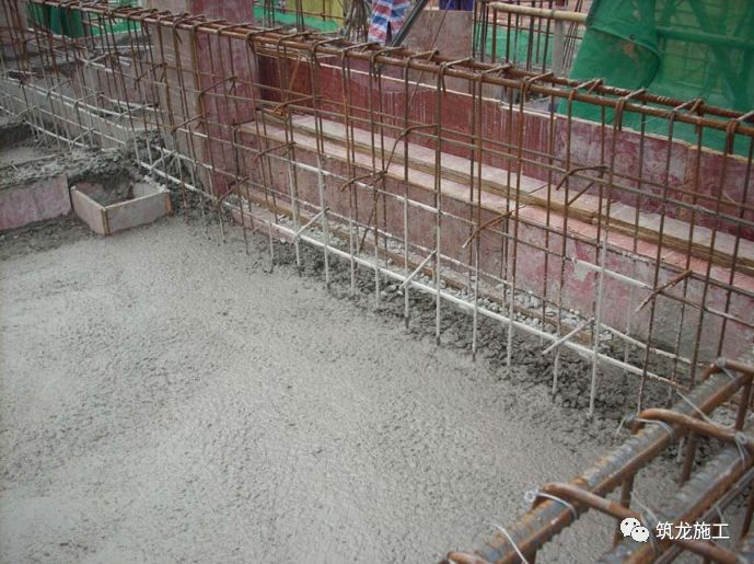 梁留设的水平施工缝表面砼松散未振捣,凹凸不平