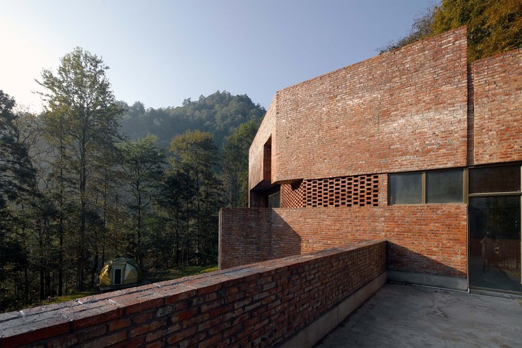 从建筑的室外平台远眺