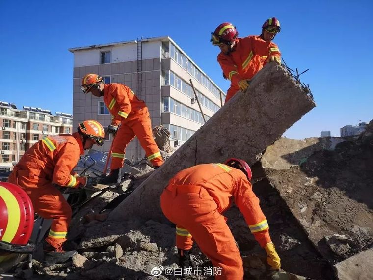 又是装修施工中倒塌，1死4伤，吉林4层银行_5