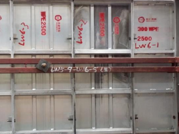 [青岛]知名地产广场商业住宅铝合金模板施工方案-38背楞安装