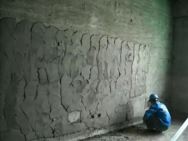 弹灰层控制线→抹底灰→抹面灰→养2,抹灰应分层进行,抹底灰时用软刮