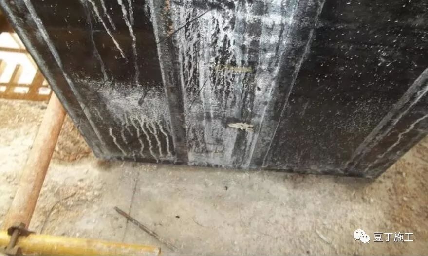 墙柱模板未钉压脚板