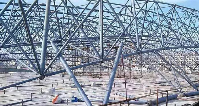 钢网架结构变形检测资料下载-螺栓球钢网架结构加工和安装环节注意要点