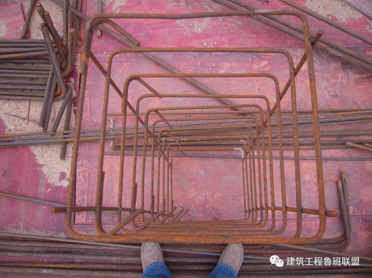 已焊好尚未套进柱内的梁柱节点处的加密箍