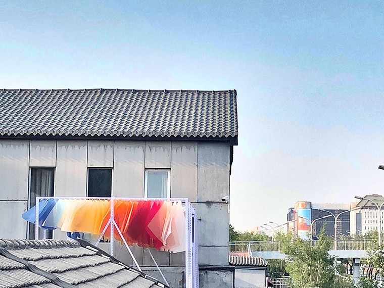 北京晚霞下的一个盹儿装置