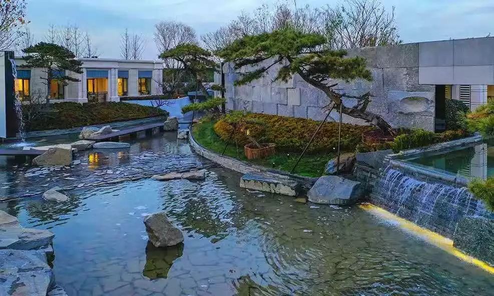 合景·天汇广场示范区 / 种地设计 以自然散落的片岩作水景