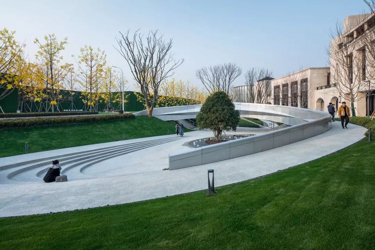 飞桥的一翼盘旋向下形成下沉广场